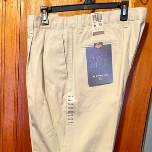 Mens NWT Classic Khakis Dockers long pants size 38W 32 Inseam